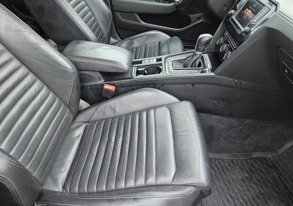 Volkswagen Passat cena 59900 przebieg: 221000, rok produkcji 2016 z Łobez małe 596
